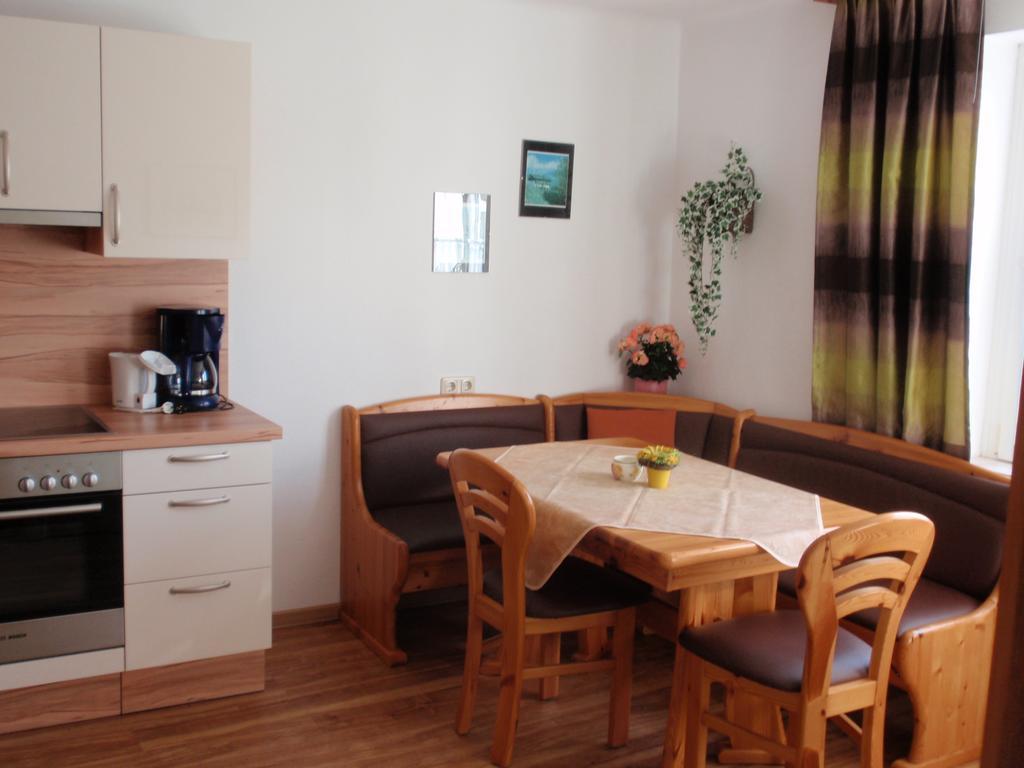 Ferienwohnungen Kern Weyregg Kamer foto